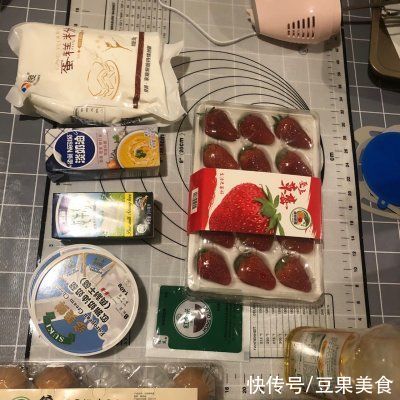 今天我吃光5碗饭的秘诀是浪漫红丝绒草莓蛋糕...