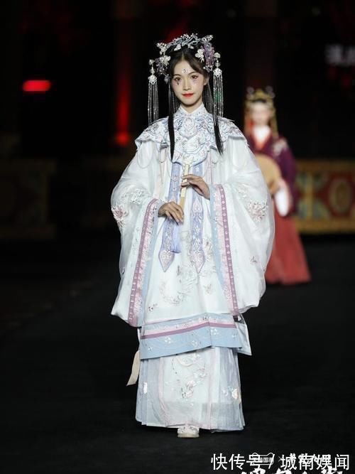 可可!汉服圈里火了一个词汇“清里清气”,它到底是什么意思?