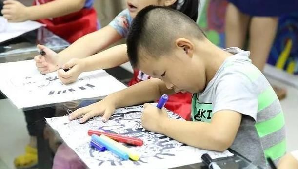 孩子的想象|幼儿园让画“妈妈睡姿”,孩子们脑洞大开,网友三天没挨打了