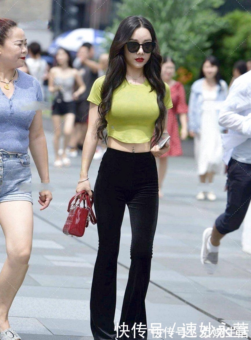 领口|短款牛仔衣搭配黑色修身裤，尽显身材，干净利索