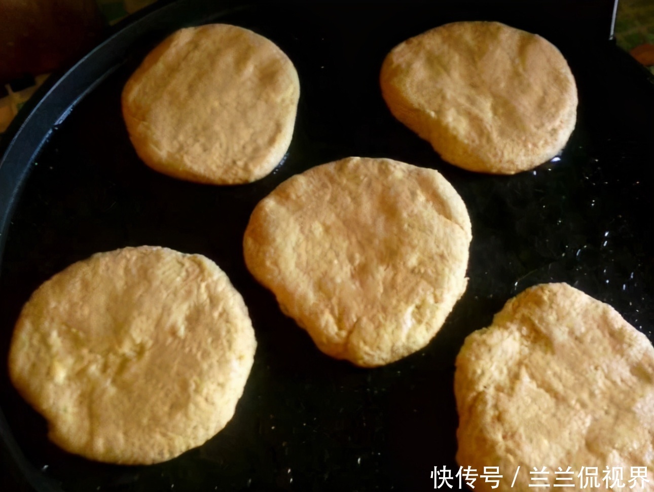 把玉米面倒进滚烫开水里,制成小饼,隔三差五吃一次,真香