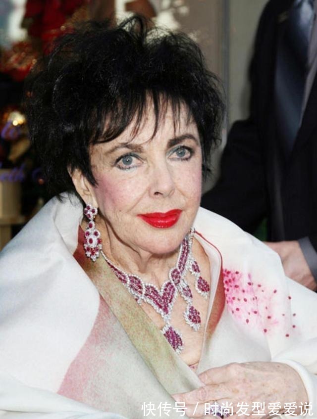 伯顿 自带服装拍戏不算什么,泰勒拍电影自备珠宝,给剧组省了好多经费!