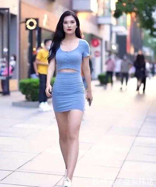 女生 天蓝色短袖圆领上衣,搭配同色修身短裙,尽显出时尚女生的气质美