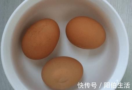 鸡蛋怎么一煮就开裂？掌握几个小窍门，鸡蛋煮好完整，更好剥壳