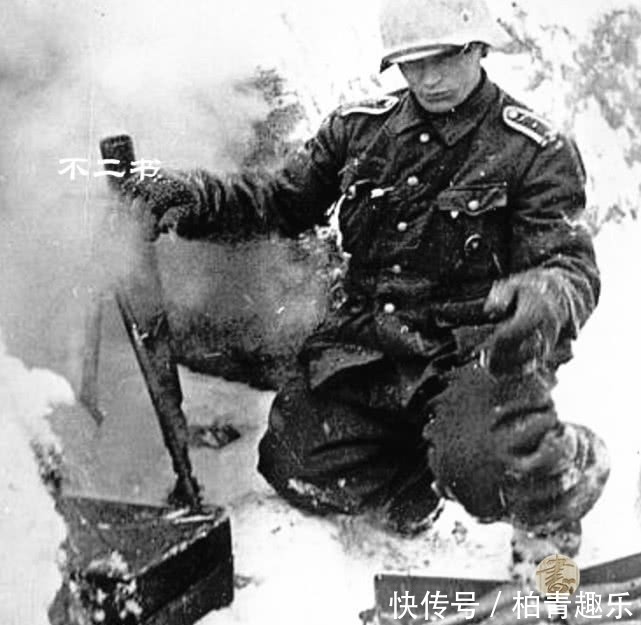 镜头|二战老照片:德军俘获苏军旗帜在镜头中炫耀、苏联平民房屋遭焚烧