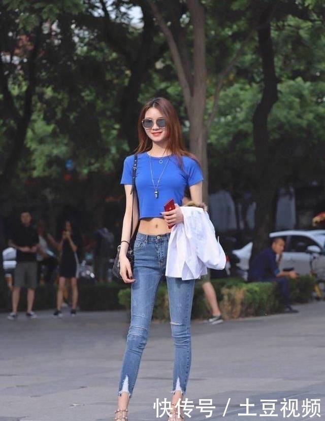 美丽大方|街拍:美丽大方性感的妹子,性感时尚显眼时尚很有美感!