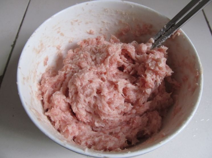 炸肉丸子,用什么粉调馅最好?有人常弄错,难怪回软快不酥脆