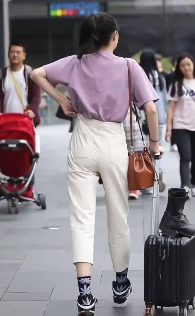 街拍美女小姐姐的搭配还是非常清爽的,双腿看上去很修长呢