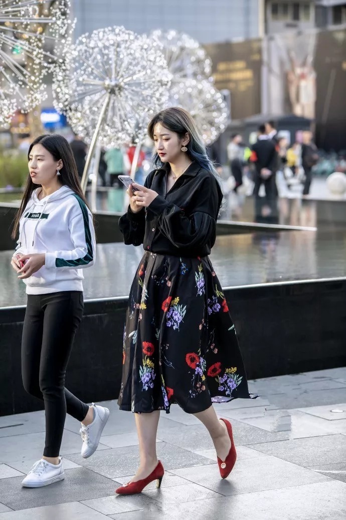 高跟鞋简约时尚，既提升自己又取悦路人