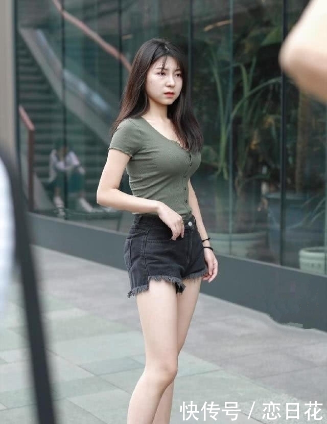 大胆|街拍美女小姐姐大胆穿搭,丰腴身形,优雅有韵味
