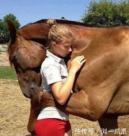 |搞笑GIF:看不懂妹子这样做的意义,凉快?