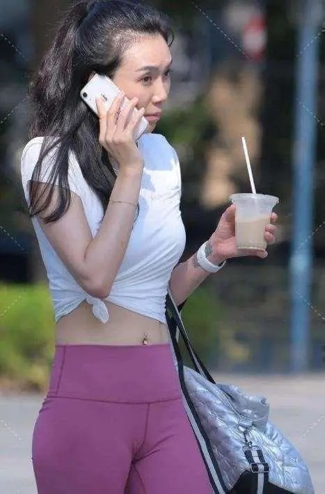 短袖 牛仔打底裤搭配白色上衣,有过度有层次感,展现修长曲线美