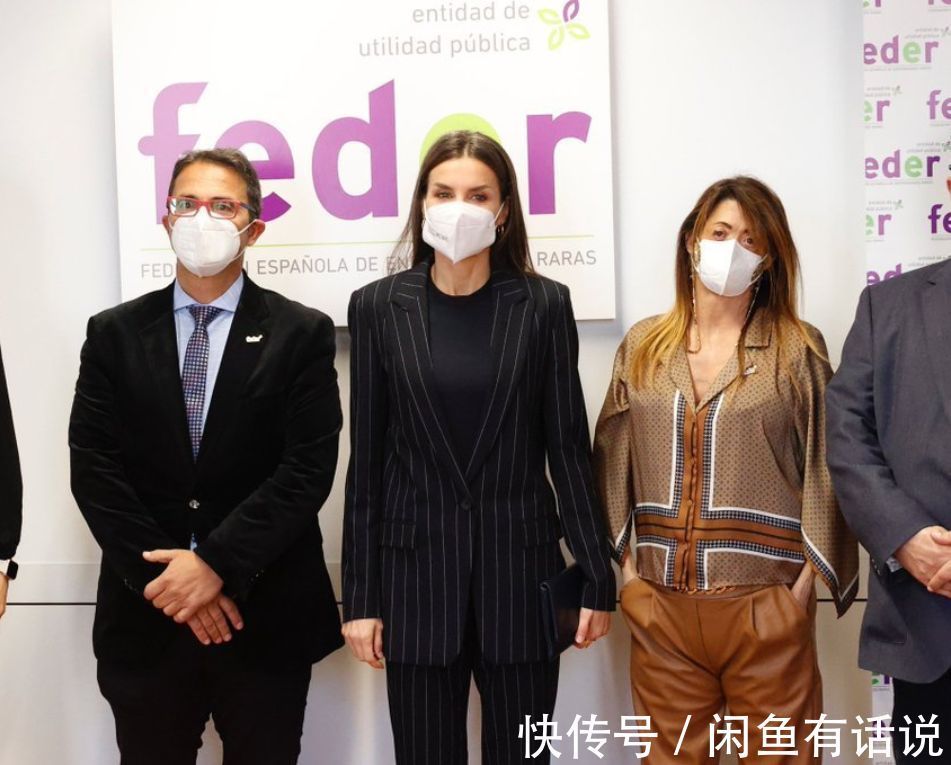 协调感 西班牙王后无惧衰老,大衣里裹西装保暖到位,白发明显气质也高贵