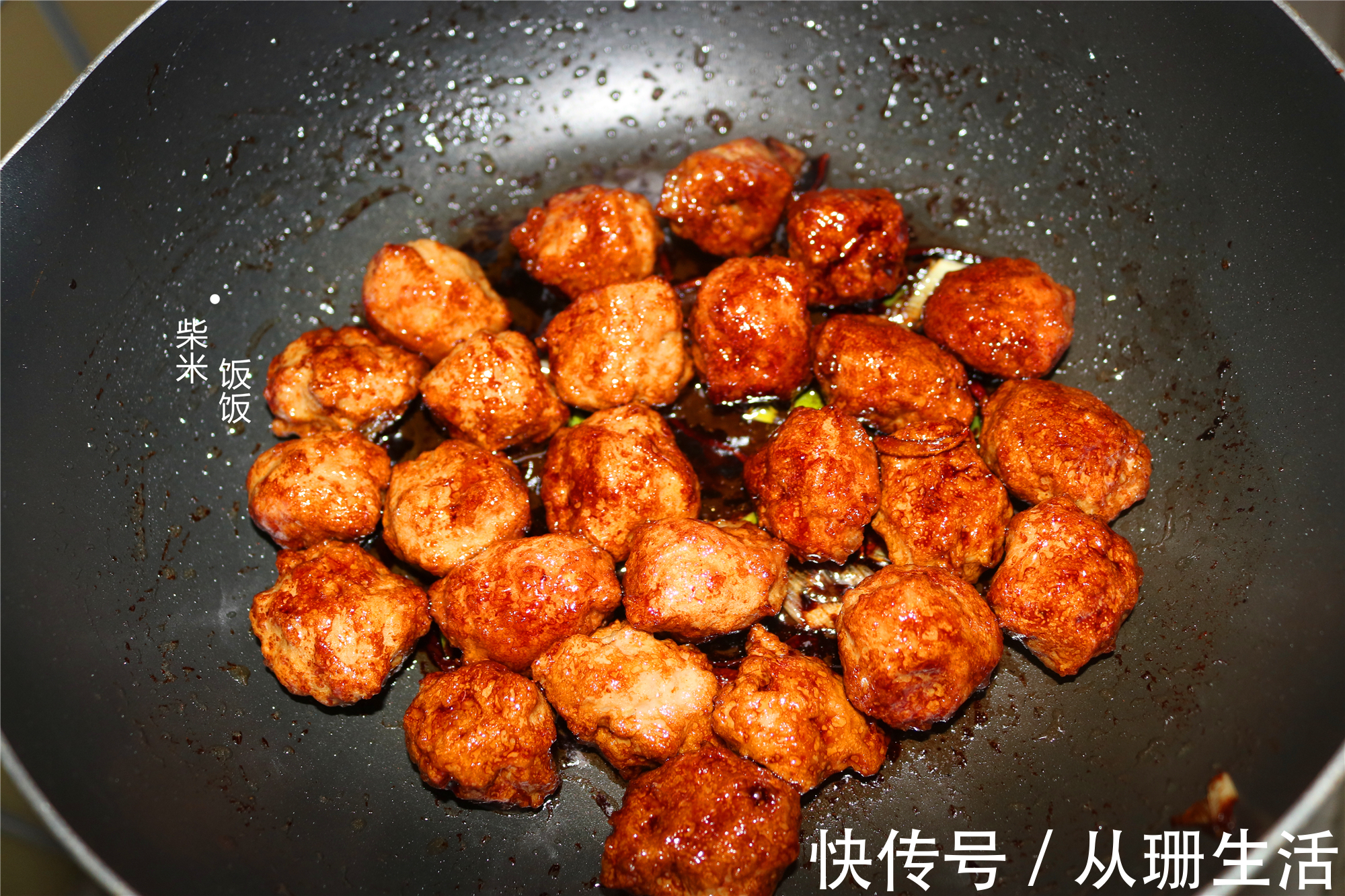 猪肉丸子这样做，不散不柴，鲜嫩有弹性，做一盘连汤也不剩