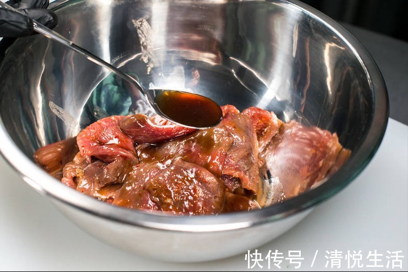 蛋清|腌牛肉只会放盐难怪又干又柴,大厨教你做法,炒出来又香又嫩