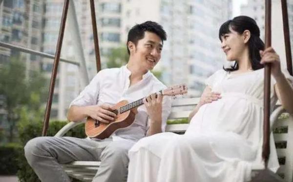 生娃|“最强产妇”火了,3人去海里游泳上岸变4人:顺便把孩子生了