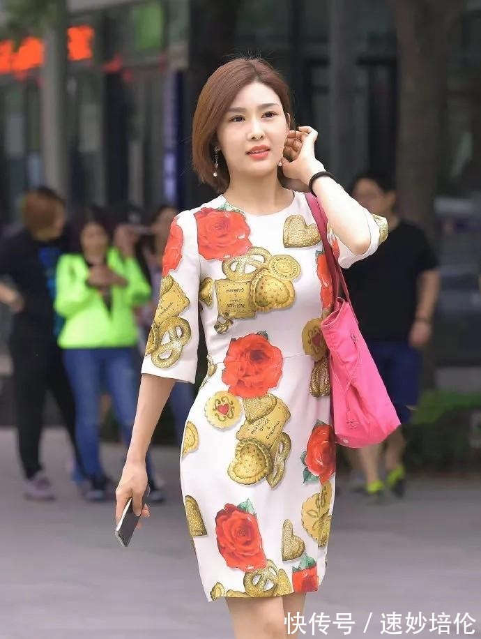 服饰|时尚减龄的连衣裙，搭配精致有型的高跟鞋，清新自然又温柔