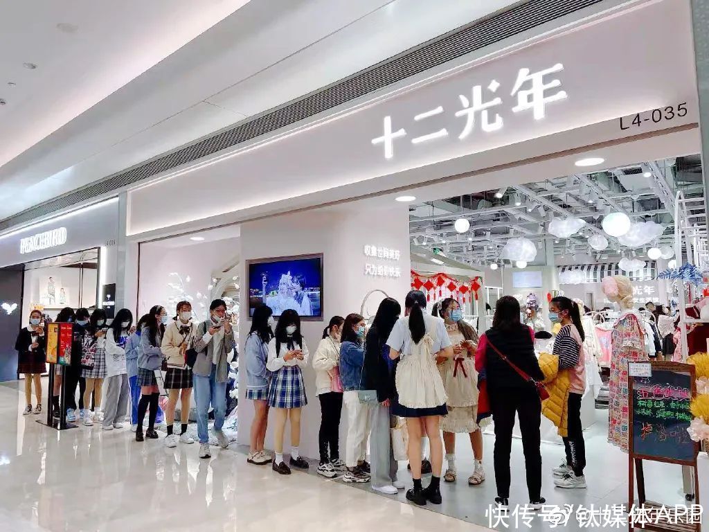 百亿市场不再圈地自萌，十二光年的少女生意该选谁？