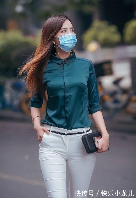 五分裤 墨绿色真丝衬衫配白色五分裤,轻松打造简约职业风,提升女人味