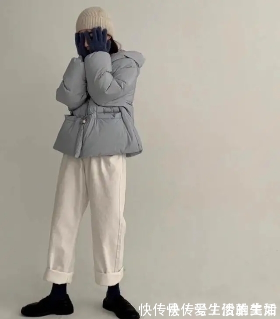 运动裤 今年冬季,羽绒服流行穿“短”不穿长,学会这样搭配,真显高