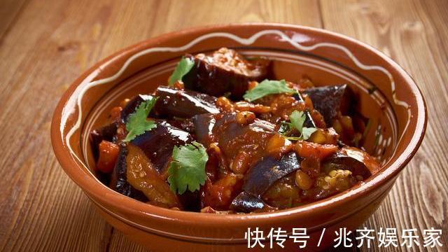 炒茄子先放油就错了,跟着大厨这样做,茄子不吸油不油腻,还入味