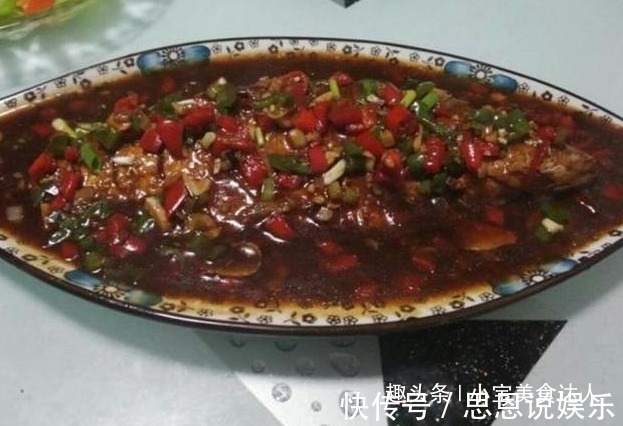 老公月薪8千元,做晚餐犒劳老公,婆婆看到饭菜后,吃饭不是喂猪