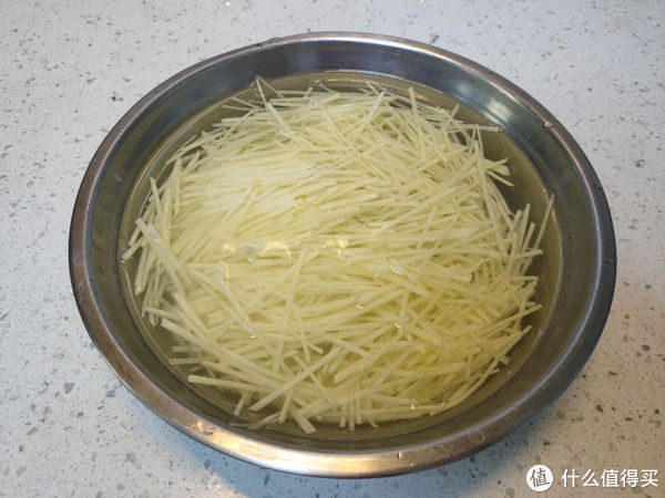 做凉拌土豆丝,别直接下锅焯水,多加一步,土豆丝脆爽入味不发黑