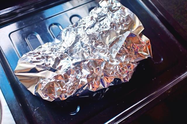 家庭烤箱也能做出来滋滋美味的烤羊排，吃起来外酥里嫩，还流汁