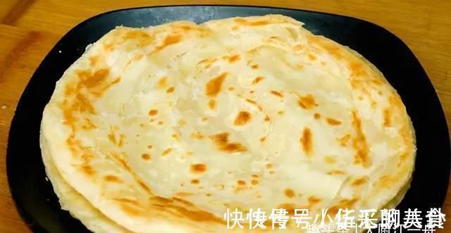 中筋面粉|怎么烙饼才能不硬?关键在和面,面点师教你3招,外酥里软又解馋