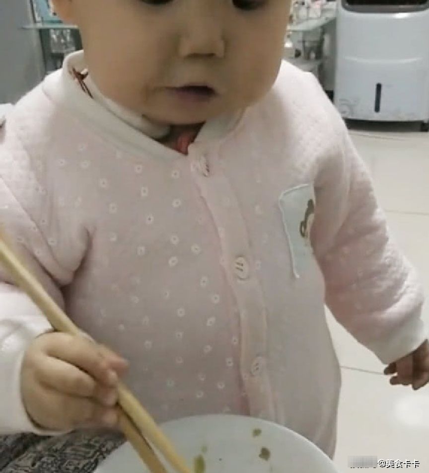 宝宝|一岁宝宝会用筷子吃饭,夹豆子比大人都灵活,网友:别人家的孩子