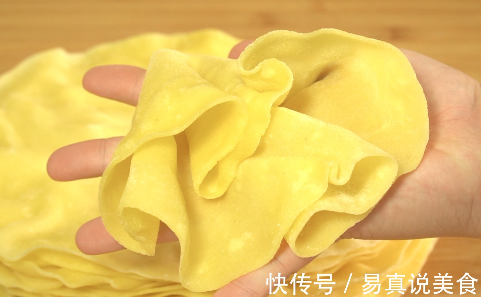 开水烙玉米饼,最拿手的面食,一次做一打,又薄又软不放油