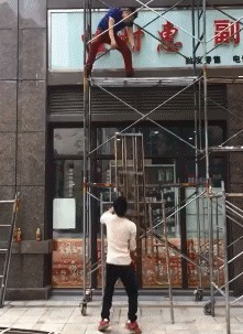 |搞笑GIF:护士小姐姐,快去工作吧,你还没下班呢,这么就玩起来了,这样不好