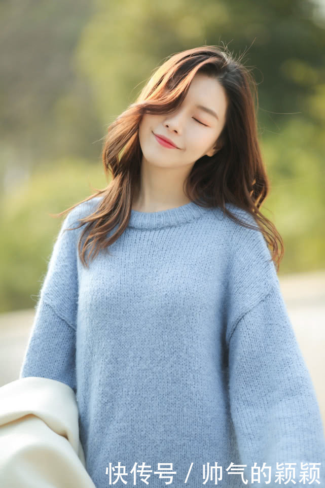 毛衣搭配半身裙,一样会很漂亮