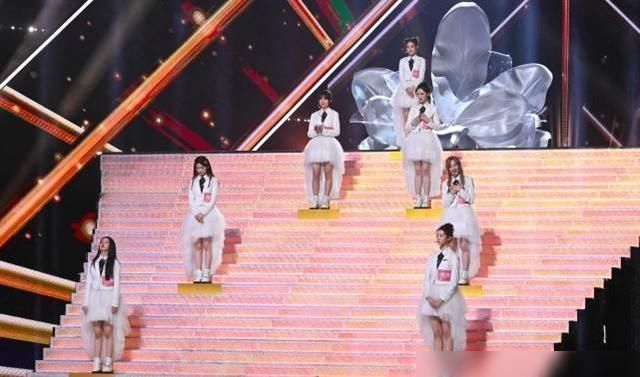 趙粵 陳卓璇出道后趙粵、王藝瑾卻在偷笑,她下意識的動作太打臉了