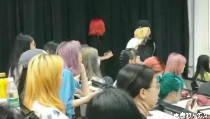 女子“发型图鉴”火了,网友看后哭笑不得:直接回到20年前