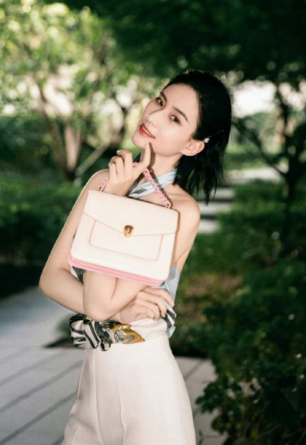 连体裤|何超莲穿衣真“大胆”,丝巾直接当挂脖上衣性感迷人,又美出圈了