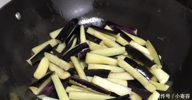 炒“茄子”时到底焯不焯水,看大厨炒完,原来20年都做错了