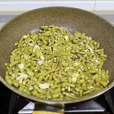 红辣椒|酸豆角炒鸡杂