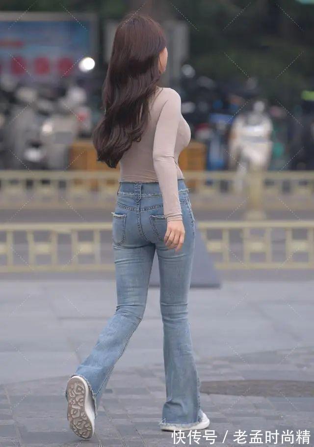 破洞牛仔裤 肉色网纱长袖上衣搭配蓝色牛仔阔腿裤,穿出潇洒,很有女人味