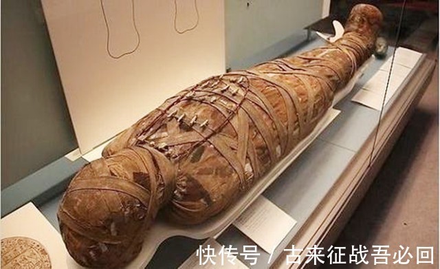 罗布泊!新疆古墓挖出千年干尸,骨骼纹路清晰,嘴唇还涂着2700年前的口红