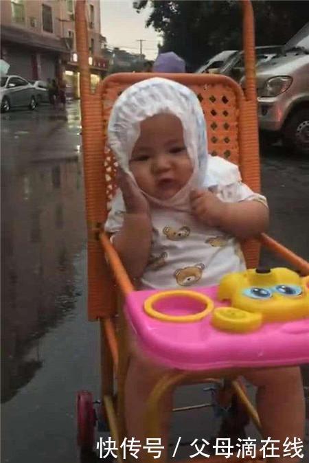 湿巾|宝妈带宝宝出门没拿伞，路上突然下雨，急中生智的做法让人想笑