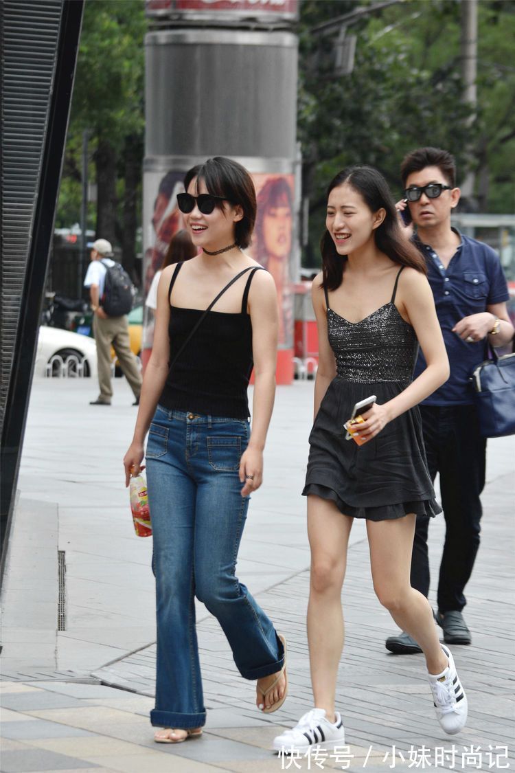 裙子 街拍:裙子和白色平底鞋搭配,显得腿更细。