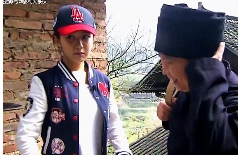 女明星第一次体验农村厕所,杨紫韩雪吓的尖叫,贾玲就地解决