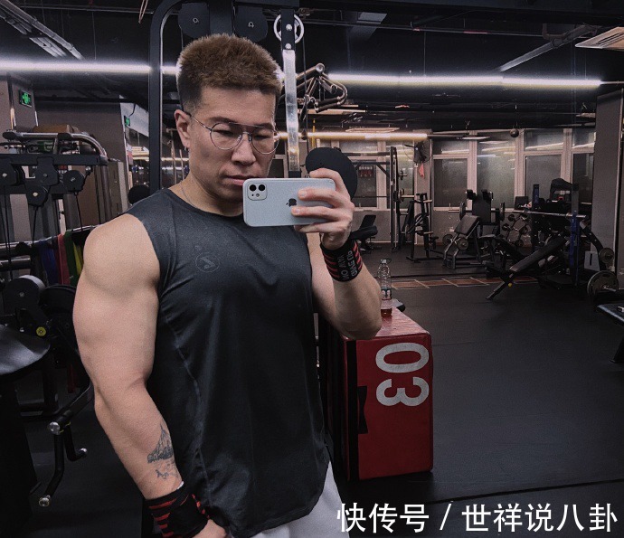 搓衣板|六块腹肌宛如搓衣板,人鱼线胸肌都很养眼,麒麟臂男友力十足!