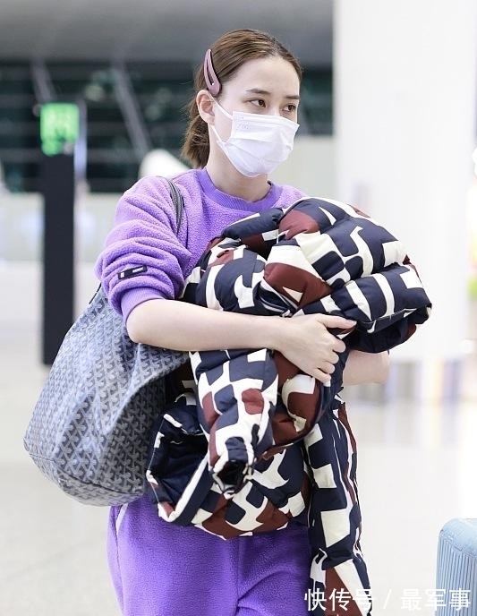 富二代 何超莲虽然长得好看,却不怎么像富二代,日常的穿搭太普通了