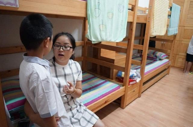 孤儿院|白岩松坚决不送孩子寄宿,住校生是半个孤儿院儿童?没那么严重