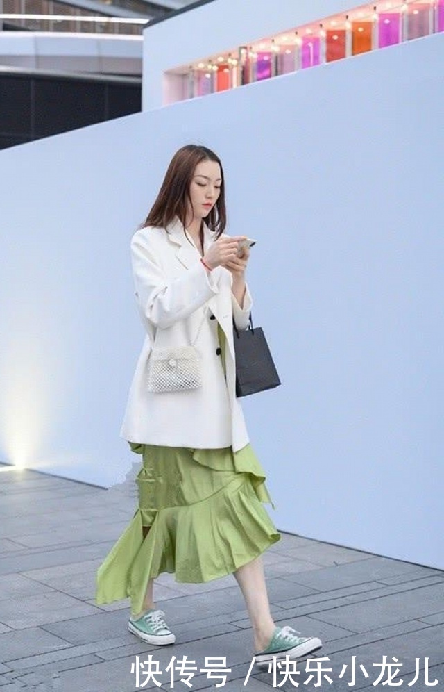 时尚街拍，身材好看的姑娘，搭配起来也很漂亮