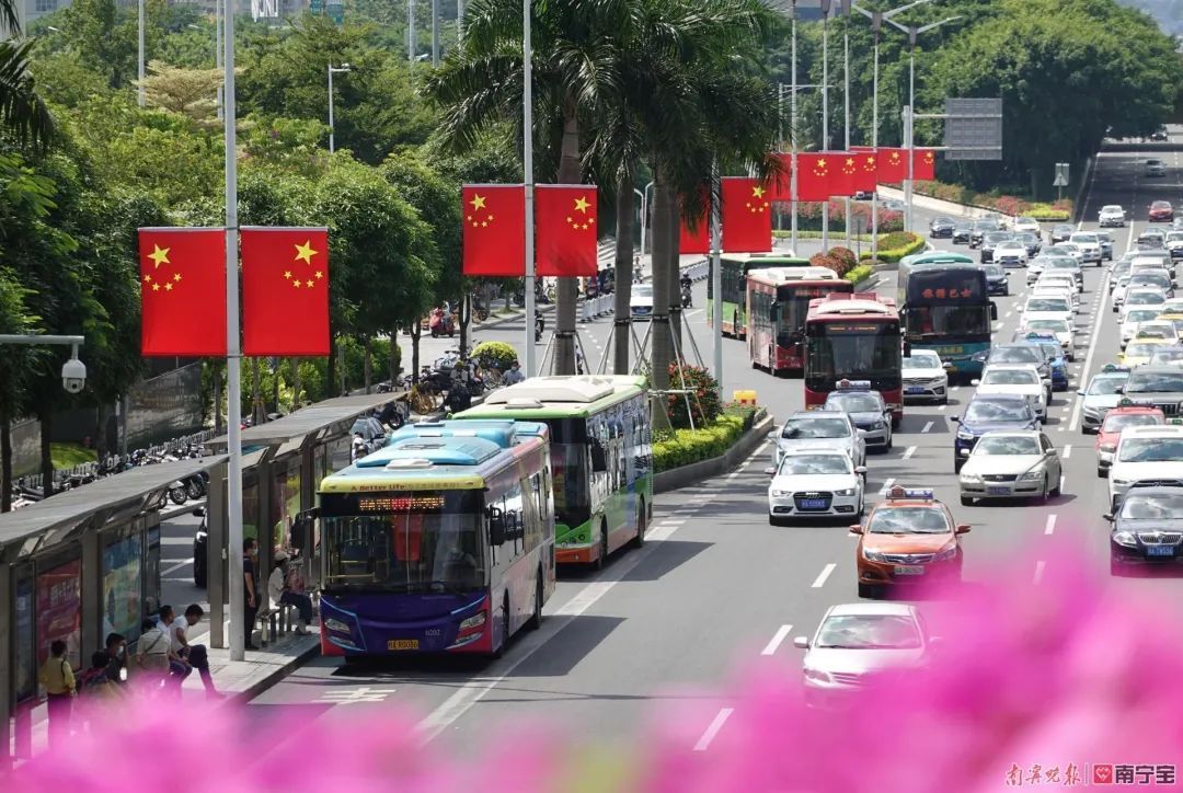 祝福祖国|惊艳！南宁街头邂逅“中国红”，太美了