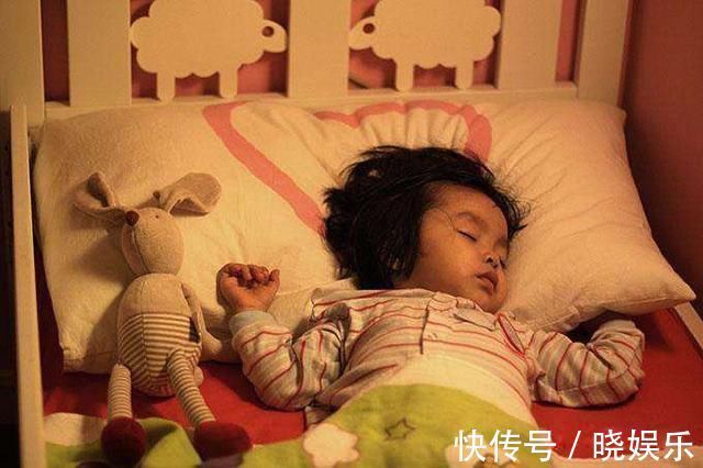 睡眠质量|一家四口睡姿火了,爸妈花式秀恩爱,孩子只能“报团取暖”