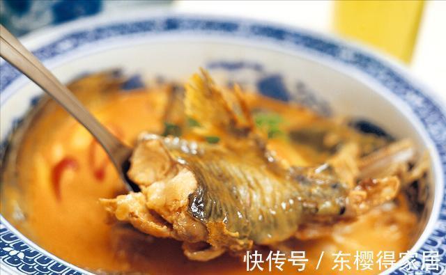 鲜香|不管炖什么鱼，都别用料酒去腥，多放1味料，鱼肉鲜香，还没腥味